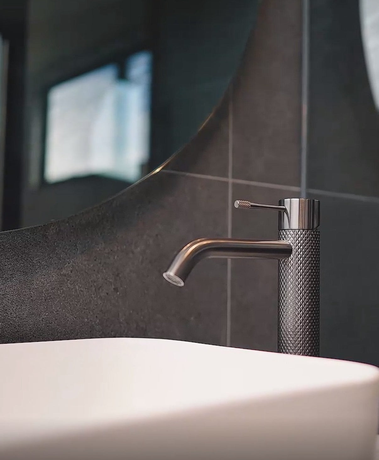 Owen & Finch 1-Gats Wastafelmengkraan Hoog Model Geborsteld Grafiet PVD (OF251901aGR)