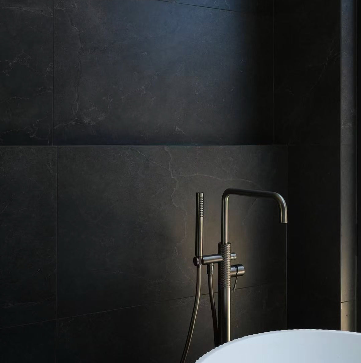 Owen & Finch Vrijstaande Badmengkraan Met Handdouche Brushed Graphite PVD (OF251903aGR)