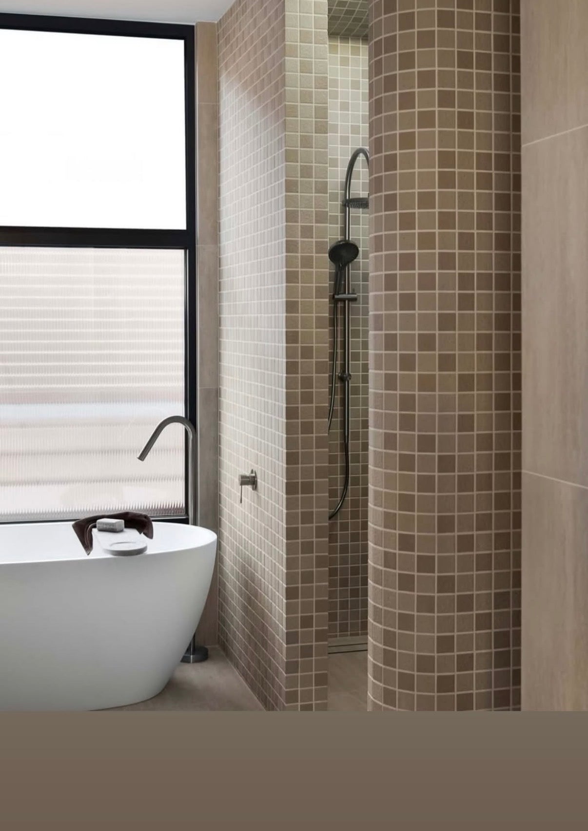 Baduitloop Vrijstaand Messing Grafiet Geborsteld PVD 1010 mm voor Mengkraan | Owen & Finch (OF221903aGR)