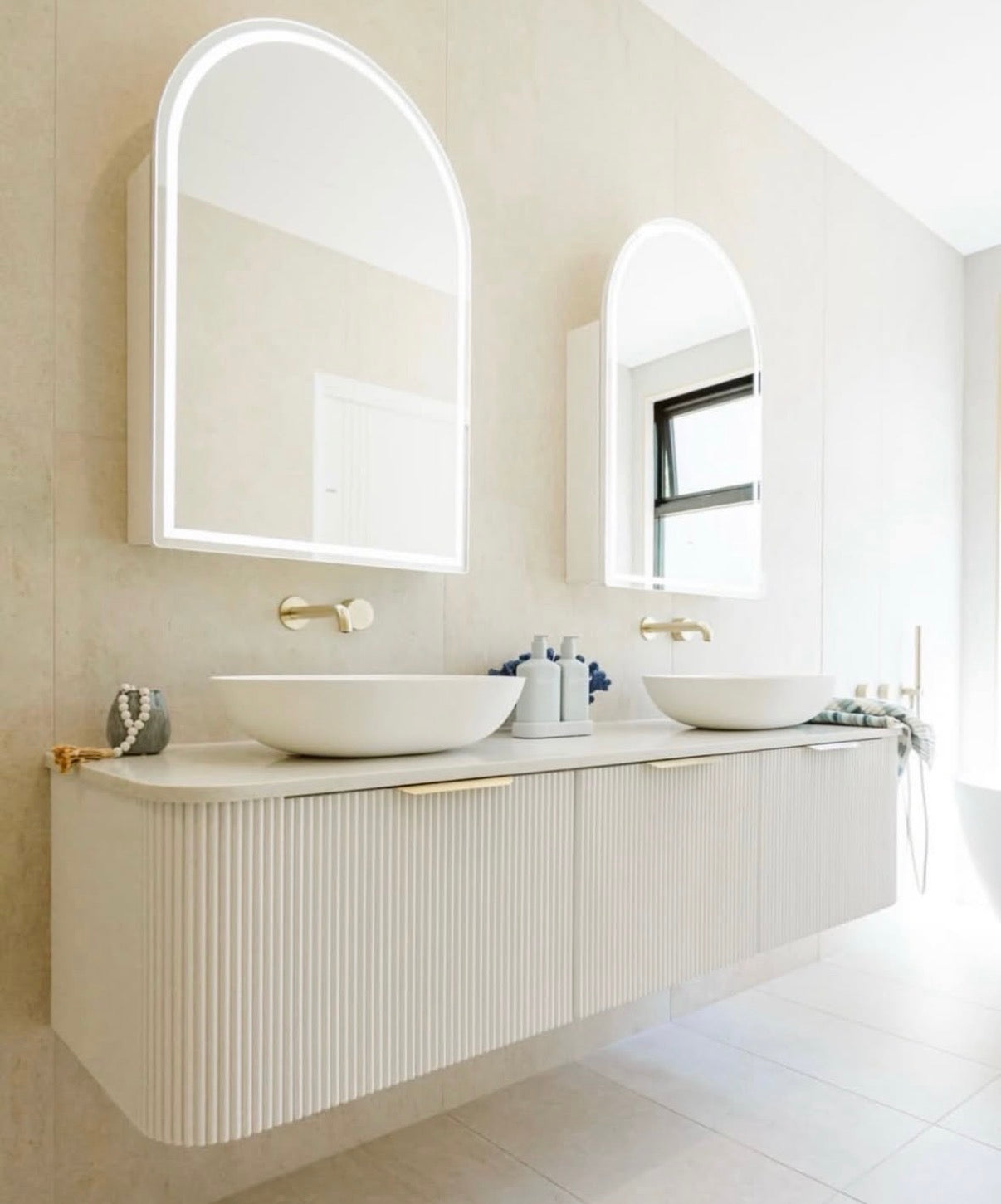 Inbouw wandkraan messing geborsteld champagne goud PVD draaibaar met diamantkarteling progressief systeem | meerdere uitlooplengtes | Luxe wandmengkraan badkamer design | Owen & Finch (OF252007aBG)