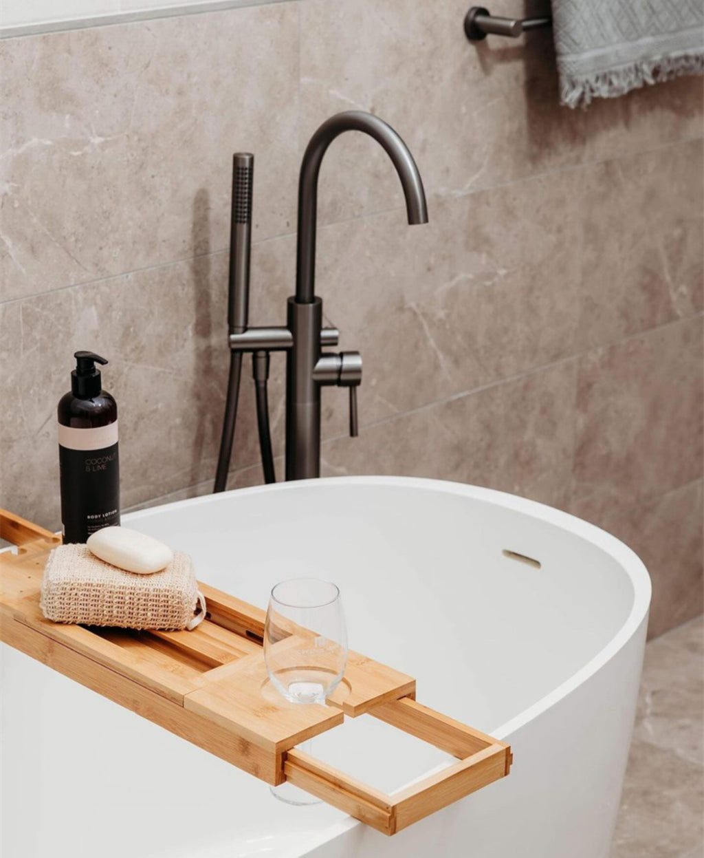 Owen & Finch Messing Vrijstaande Badkraan Geborsteld Grafiet PVD – Luxe Badmengkraan met Elegante Staafhanddouche (OF210903aGR)