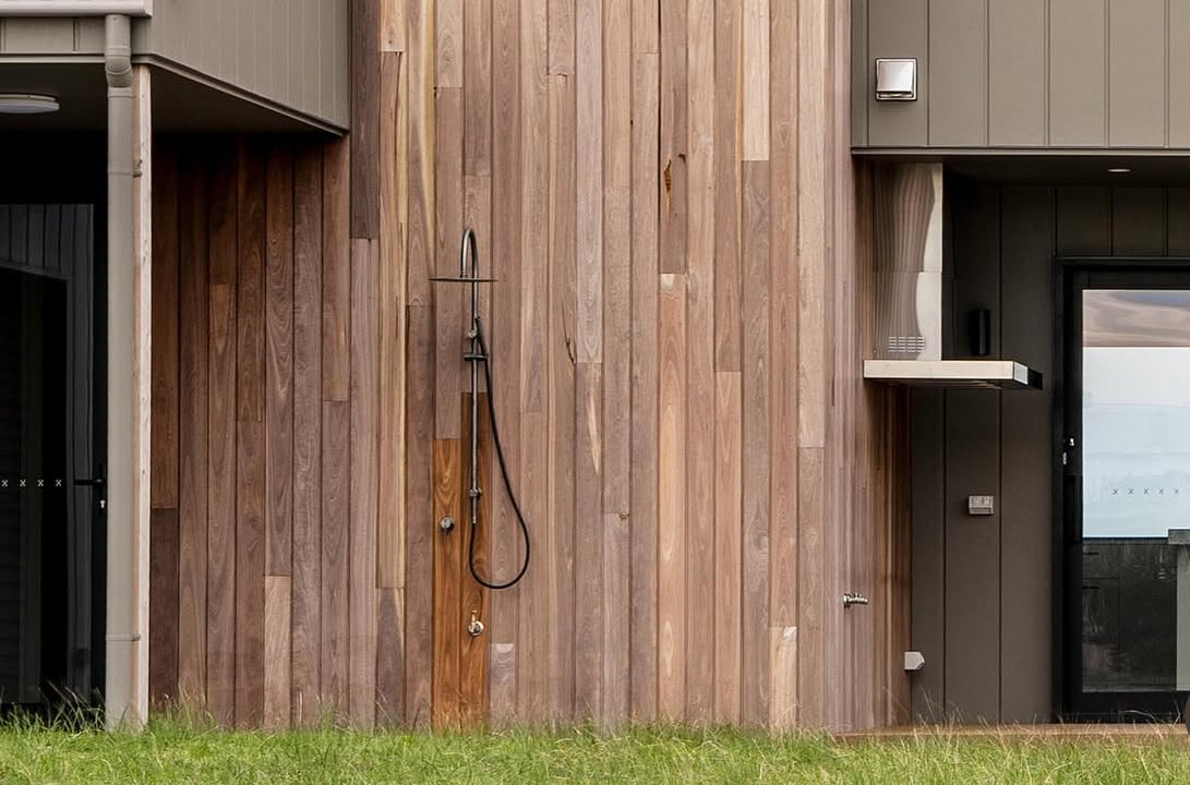 Owen & Finch Luxe Buiten Regendouche met Staafhanddouche – 316L RVS Geborsteld Grafiet PVD (OF162205c01GR)