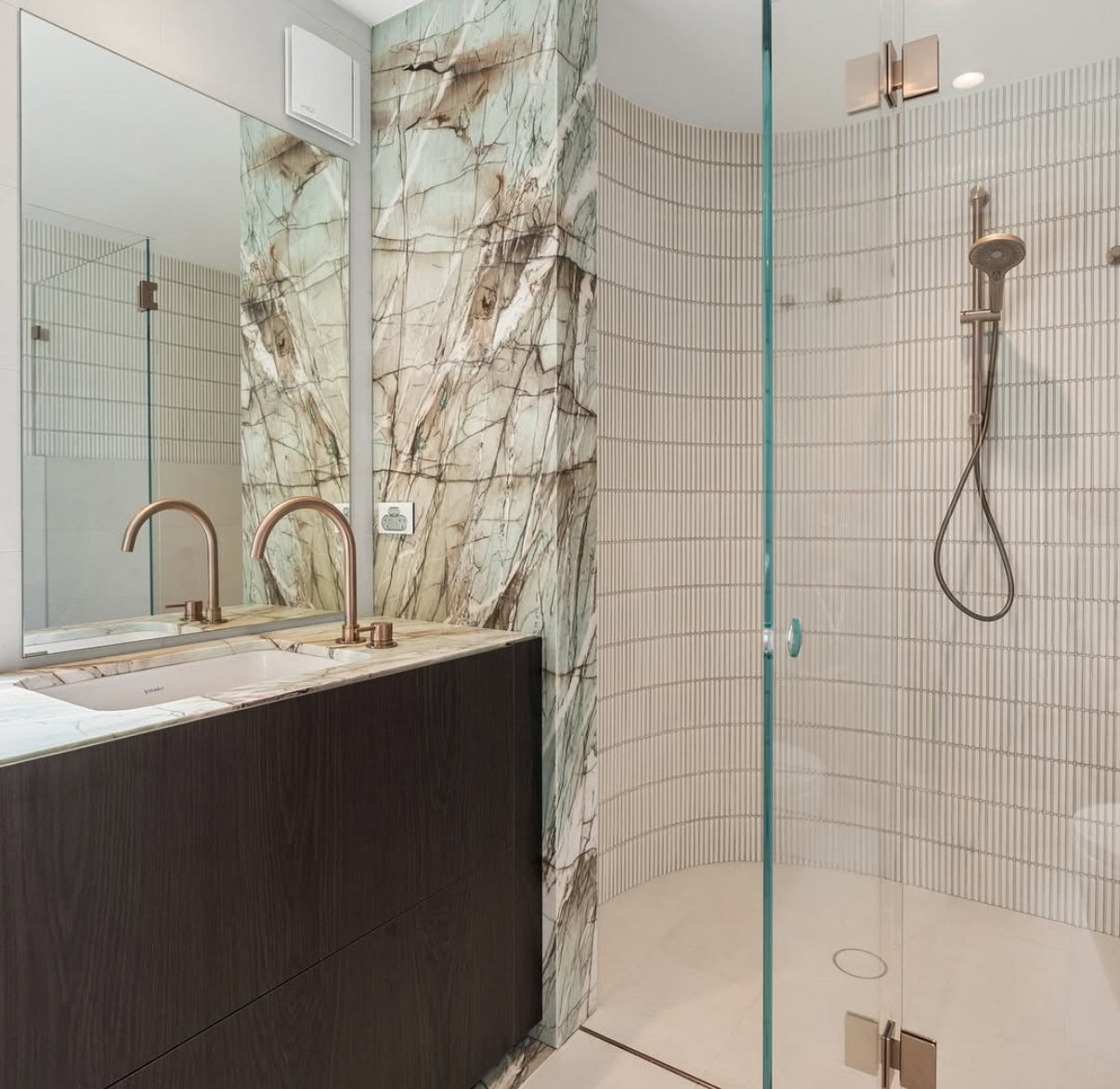 Owen & Finch Messing Inbouw Wastafelmengkraan Met Draaibare Uitloop - Geborsteld Geborsteld Satijn Brons PVD (OF221901bBZ)