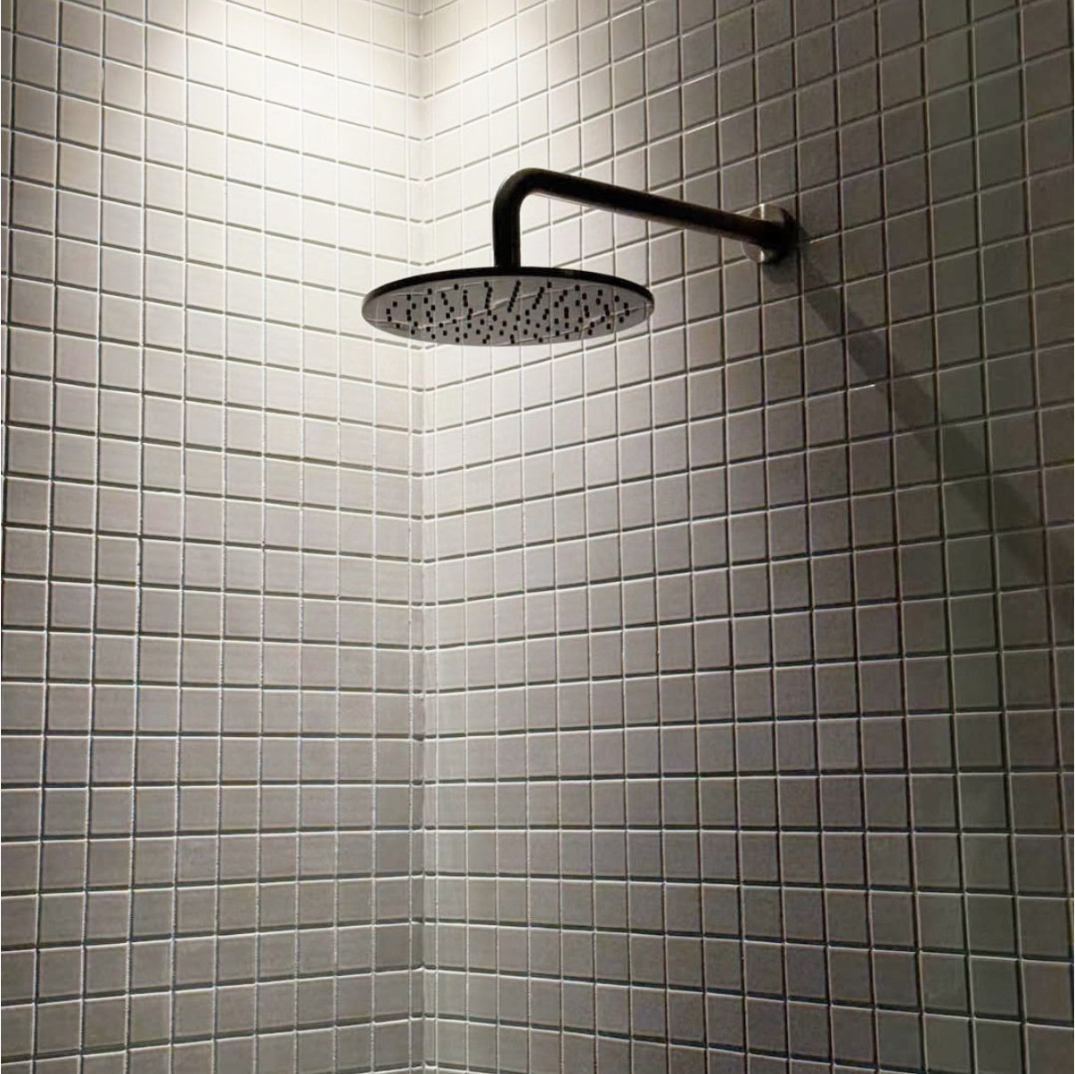 Regendouche Douchekop Ø250 Ø300 messing geborsteld grafiet PVD | Luxe hoofddouche design badkamer | Owen & Finch