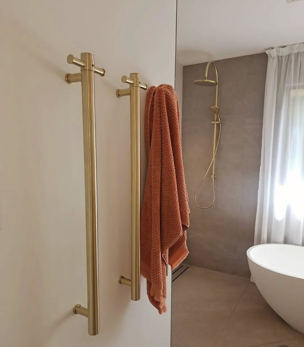 Owen & Finch RVS Verticale Elektrische Handdoekverwarming 900mm – Geborsteld Champagne Goud PVD – Luxe Design Radiator (OFV902hBG)