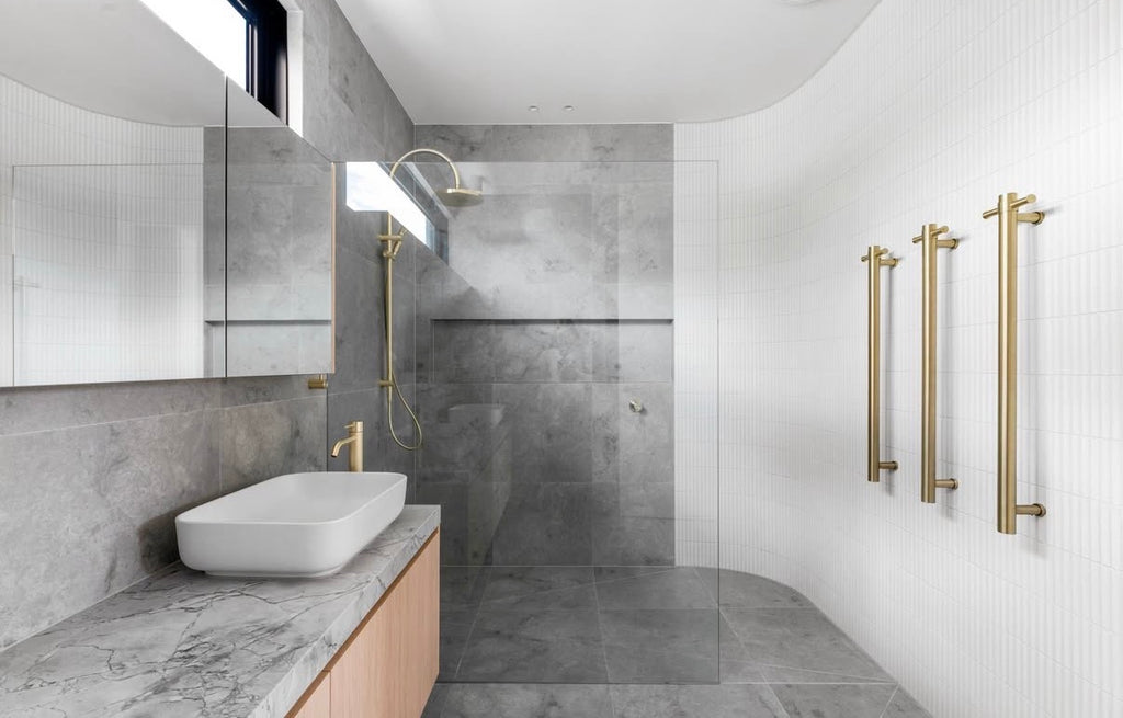 Owen & Finch RVS Verticale Elektrische Handdoekverwarming 900mm – Geborsteld Champagne Goud PVD – Luxe Design Radiator (OFV902hBG)