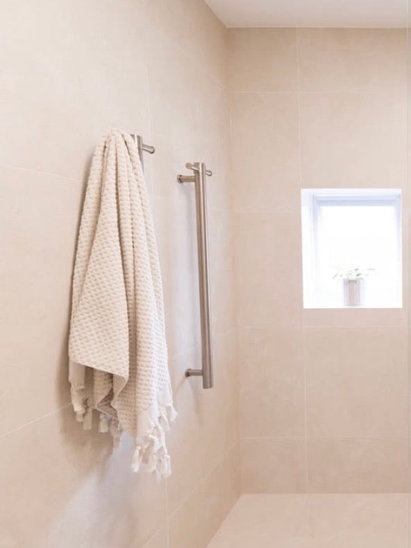 Owen & Finch RVS Verticale Elektrische Handdoekverwarming 900mm – Geborsteld Nikkel – Luxe Design Radiator (OFV902hBN)