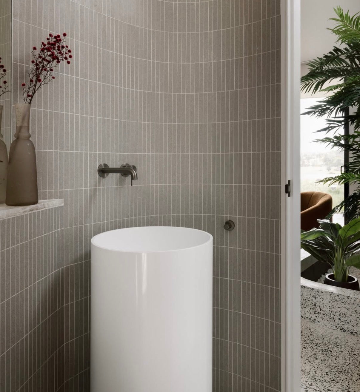 Inbouw wandkraan messing geborsteld gun metal PVD | meerdere uitlooplengtes | Design wandmengkraan badkamer luxe | Owen & Finch (OF221910cGM)