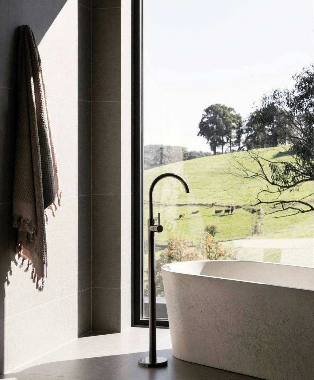 Owen & Finch Messing Vrijstaande Badmengkraan Geborsteld Grafiet PVD – Luxe Design Badmengkraan (OF210903a01GR)