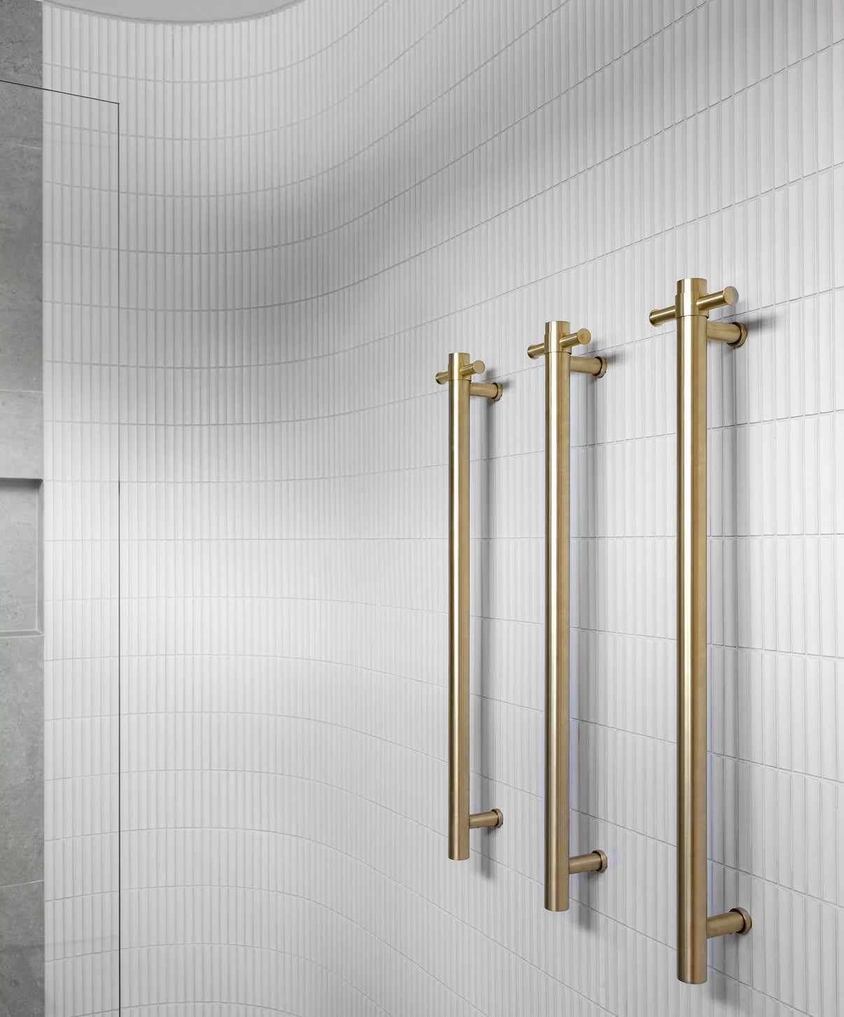 Elektrische Handdoekradiator Verticaal RVS Geborsteld Champagne Goud PVD | Owen & Finch (OFV902hBG)