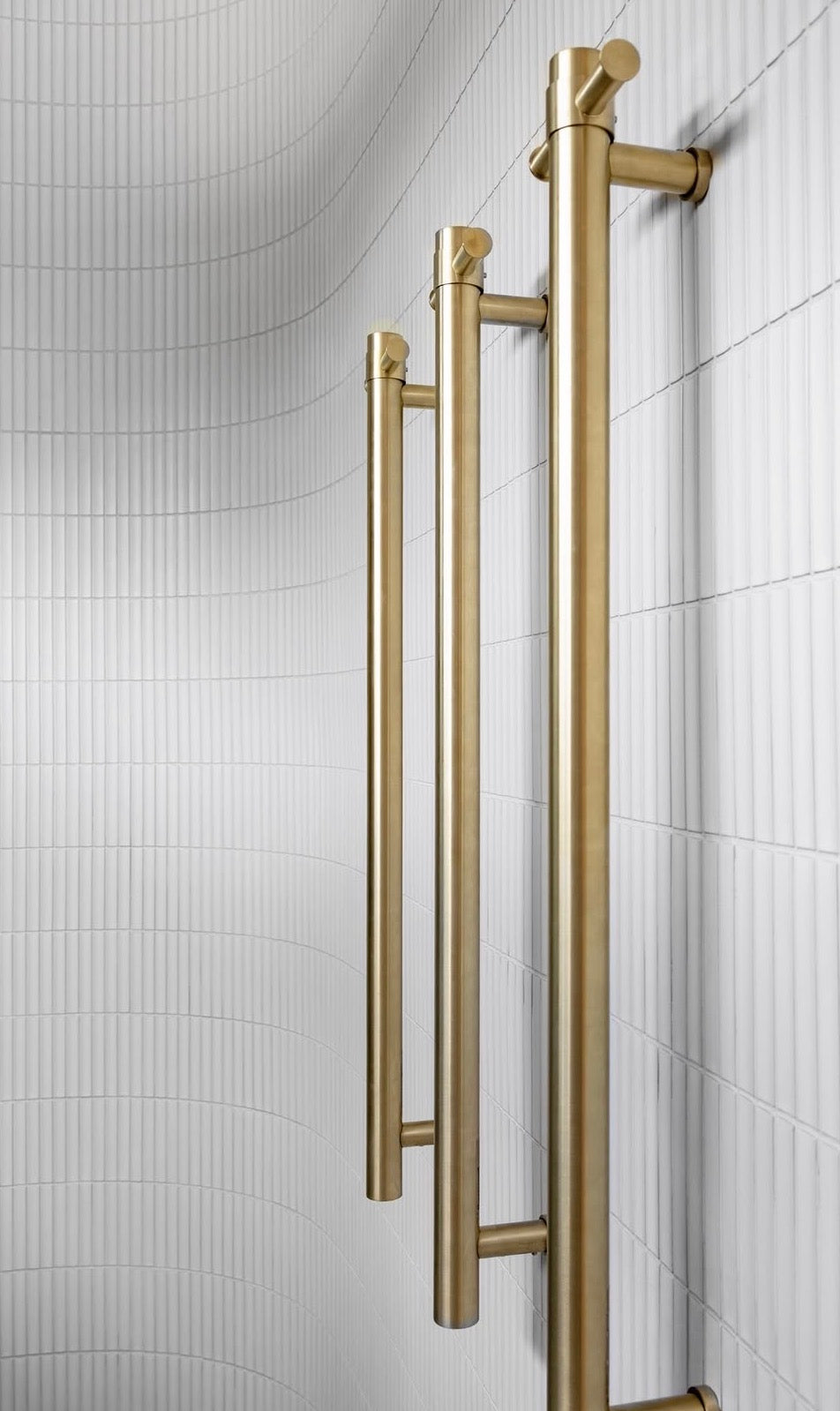 Elektrische Handdoekradiator Verticaal RVS Geborsteld Champagne Goud PVD | Owen & Finch (OFV902hBG)