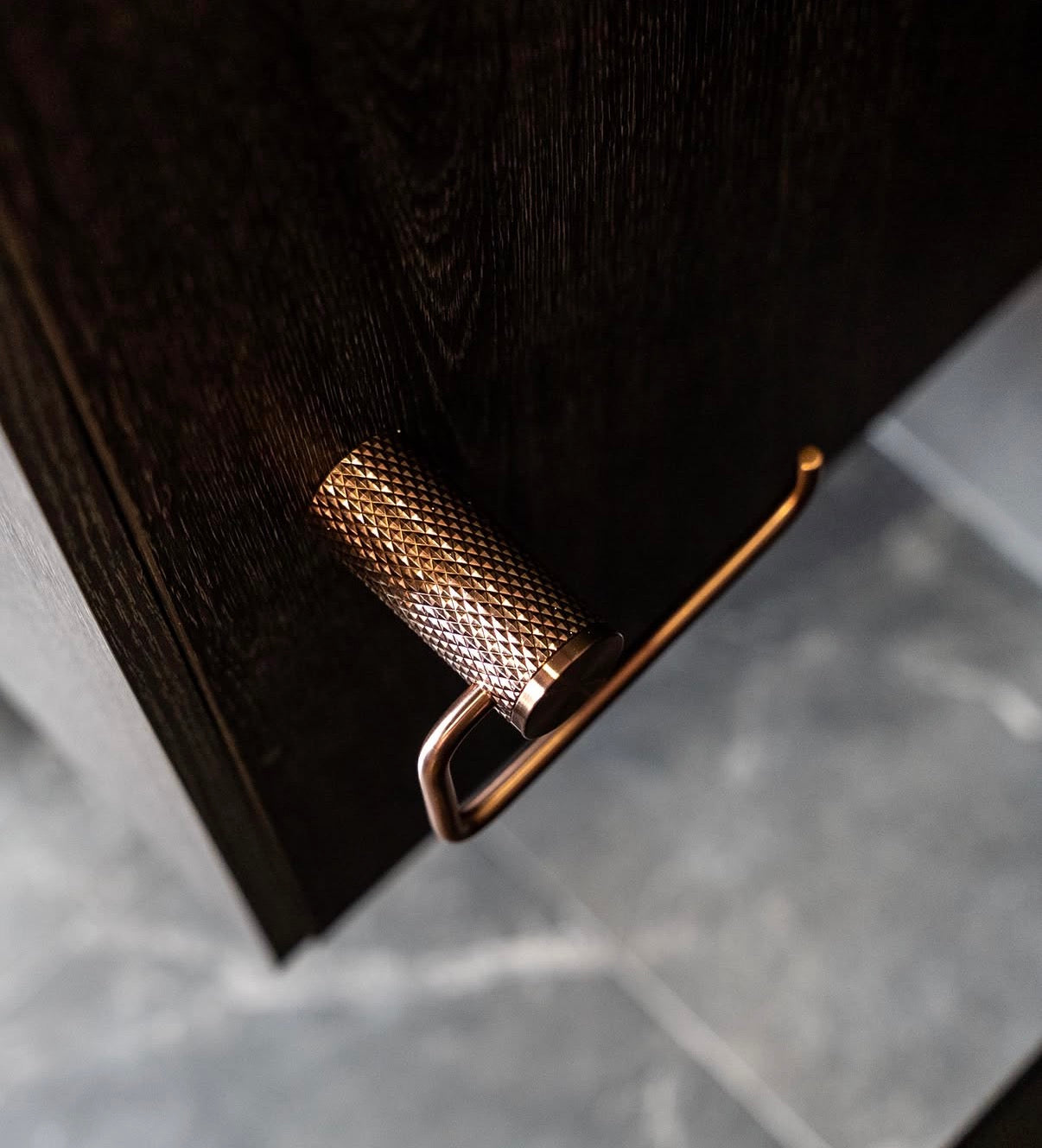 Toiletrolhouder Messing Geborsteld Satijn Brons PVD Met Diamantkarteling | Owen & Finch (OF2586BZ)