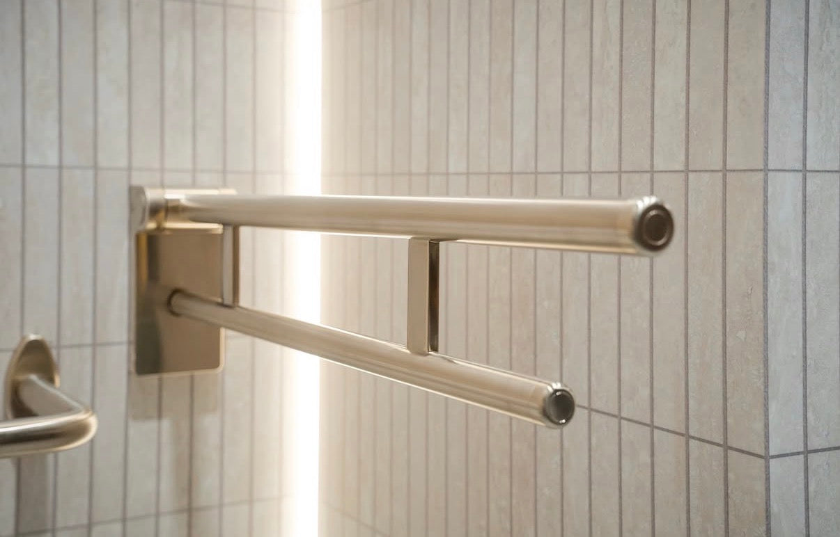 Opklapbare Toiletbeugel RVS Geborsteld Champagne Goud PVD 73 cm | Owen & Finch Care (OFCR0007BG)