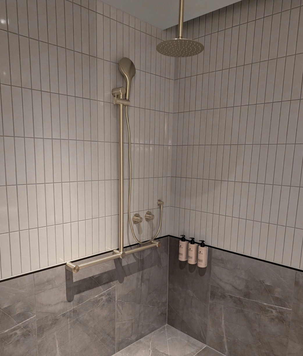 Owen & Finch Care handdouche met glijstang en leuning – Inclusief mengkraan – Geborsteld Satijn Brons PVD (OFCS006BG)