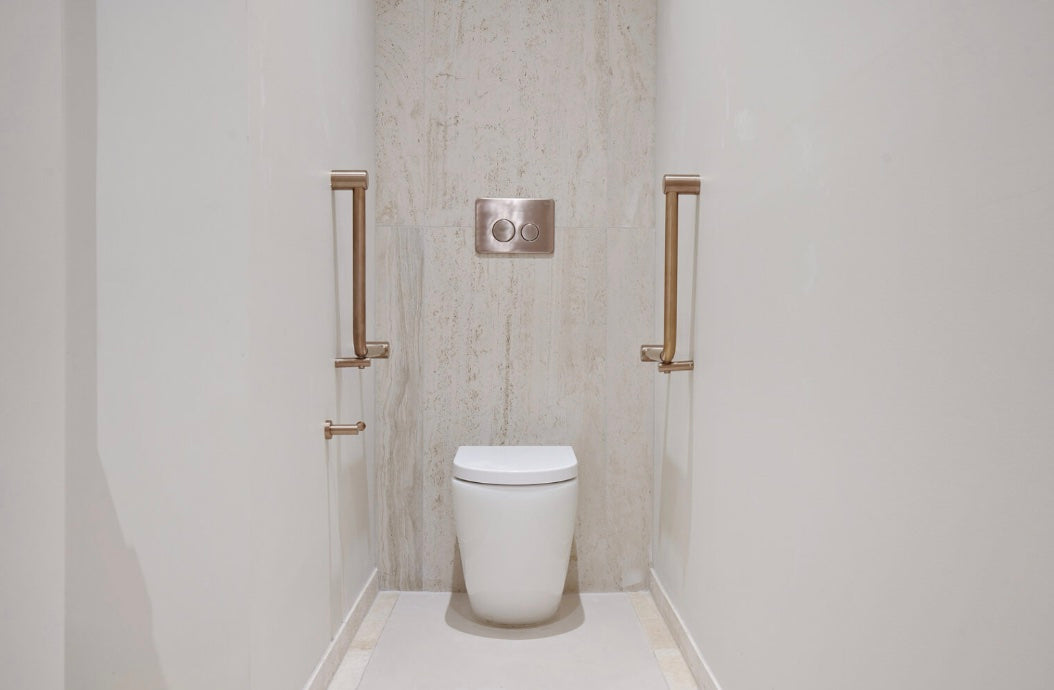 Owen & Finch Care Wandgreep 90° RVS 32mm Doorlopend – Geborsteld Satijn Brons PVD 450x450 mm | Veilig & Duurzaam Design (OFCR3290aBZ)