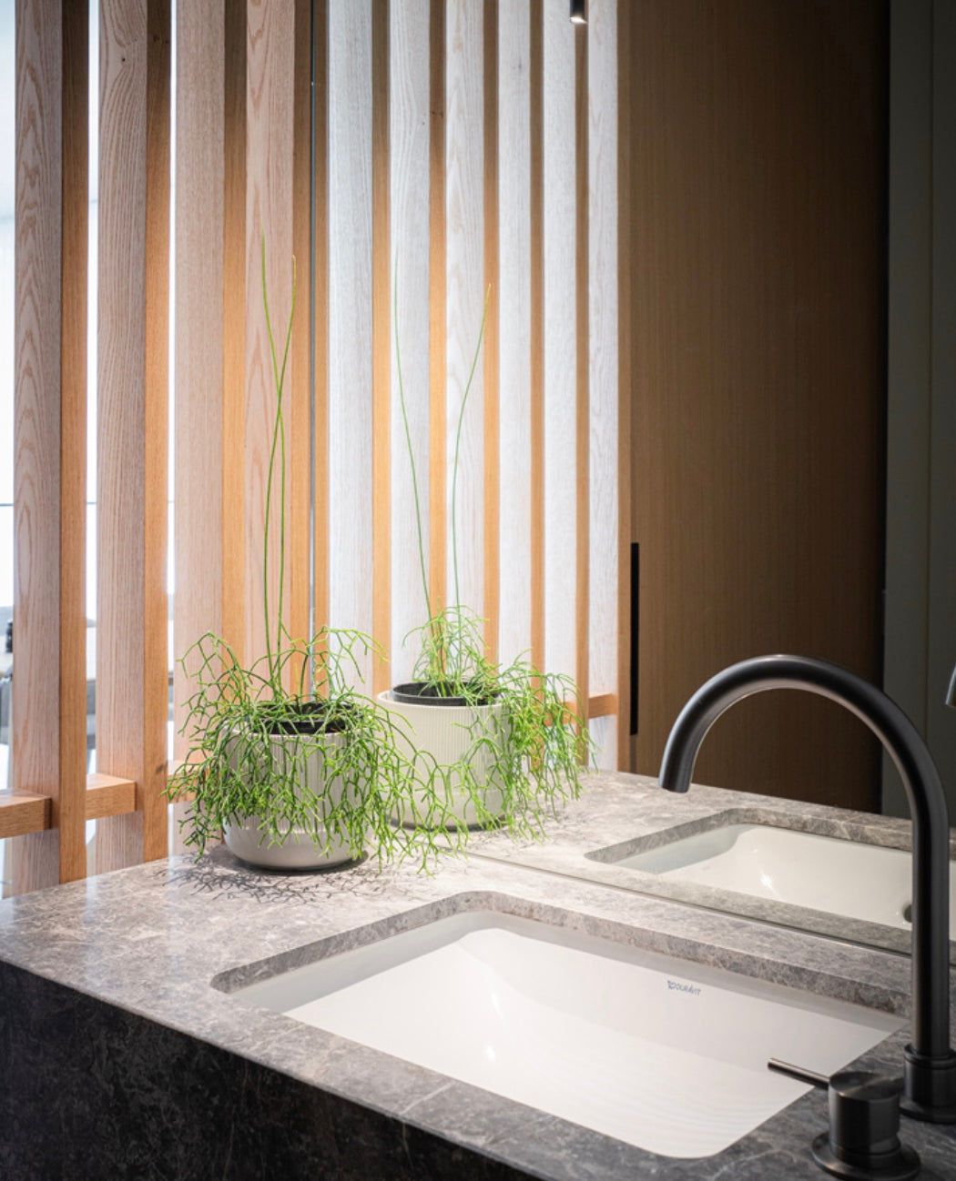 Owen & Finch Messing Inbouw Wastafelmengkraan Met Draaibare Uitloop - Geborsteld Gun Metal PVD (OF221901bGM)