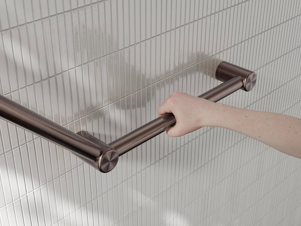 Owen & Finch Care Wandgreep 45° RVS 32mm Doorlopend – Geborsteld Satijn Brons PVD 750x450 mm | Veilig & Duurzaam Design (OFCR3245ABZ)