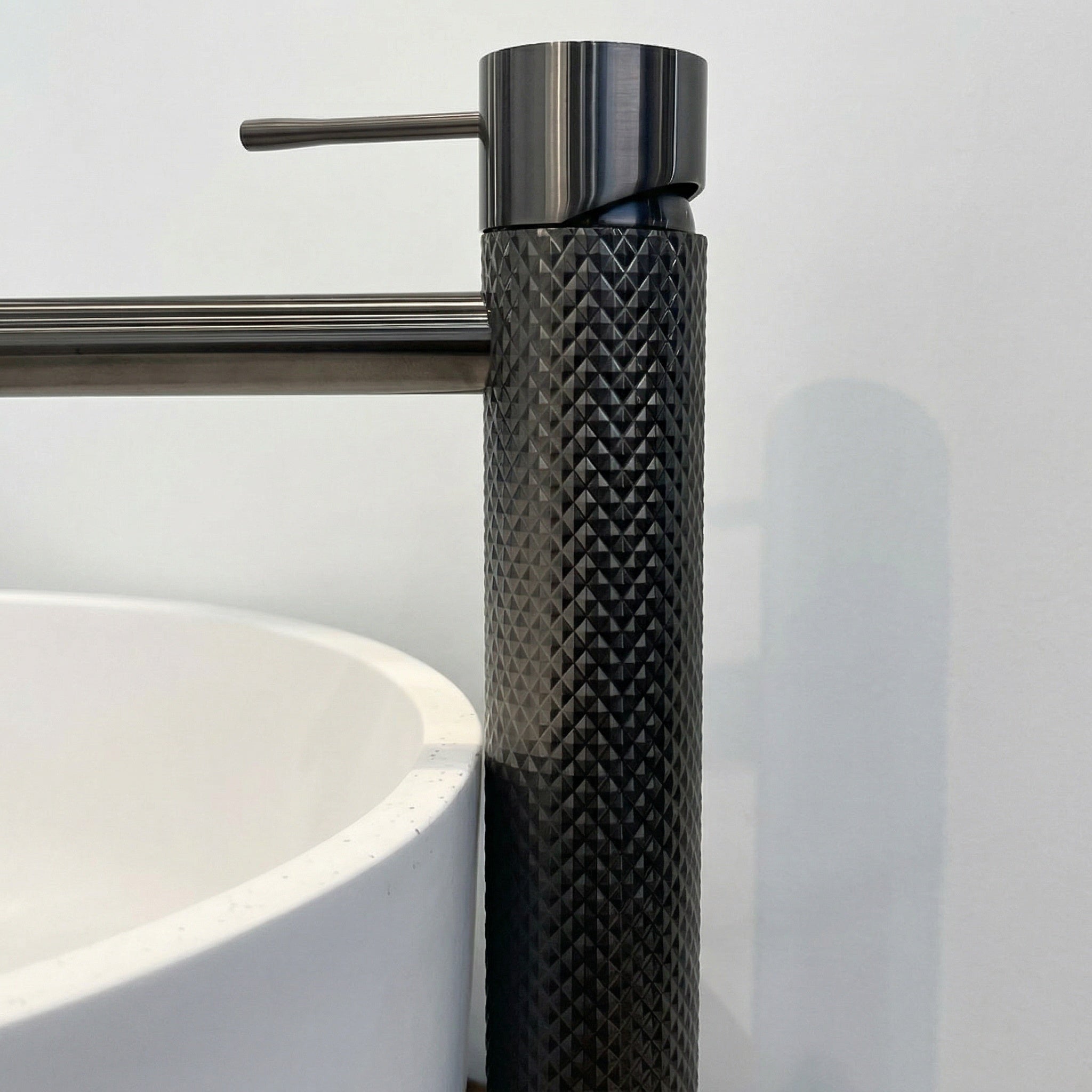 Wastafelkraan Hoog Model Messing Geborsteld Grafiet PVD Met Diamantkarteling | Owen & Finch (OF251901aGR)