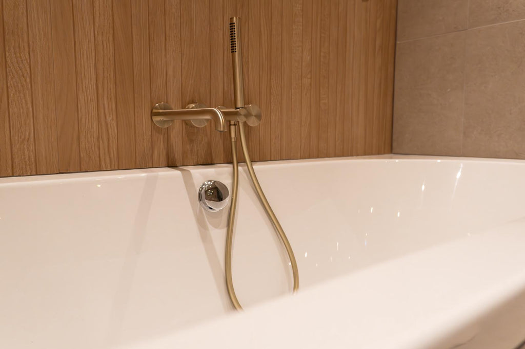 Owen & Finch Messing Badkraan – Geborsteld Champagne Goud (PVD) – Progressive Mengkranen met Diamantkarteling, Staafhanddouche & 250 mm Uitloop (OF252003b250BG)