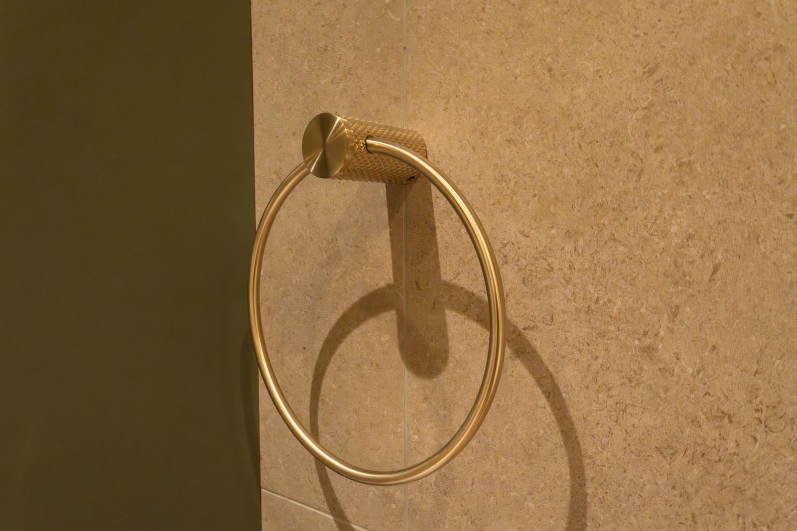 Owen & Finch Messing Handdoekring Geborsteld Champagne Goud PVD – Luxe Diamant Karteling (OF2580aBG)