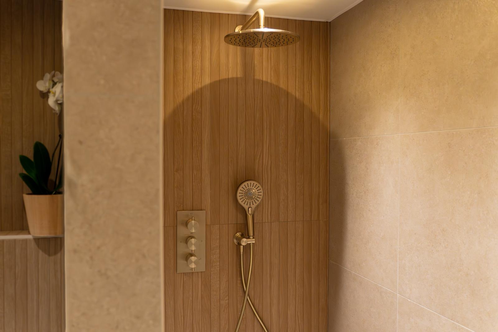 Owen & Finch Messing Handdouche – Geborsteld Champagne Goud PVD | 3 standen & luxe diamantkarteling (OF251905cBG)