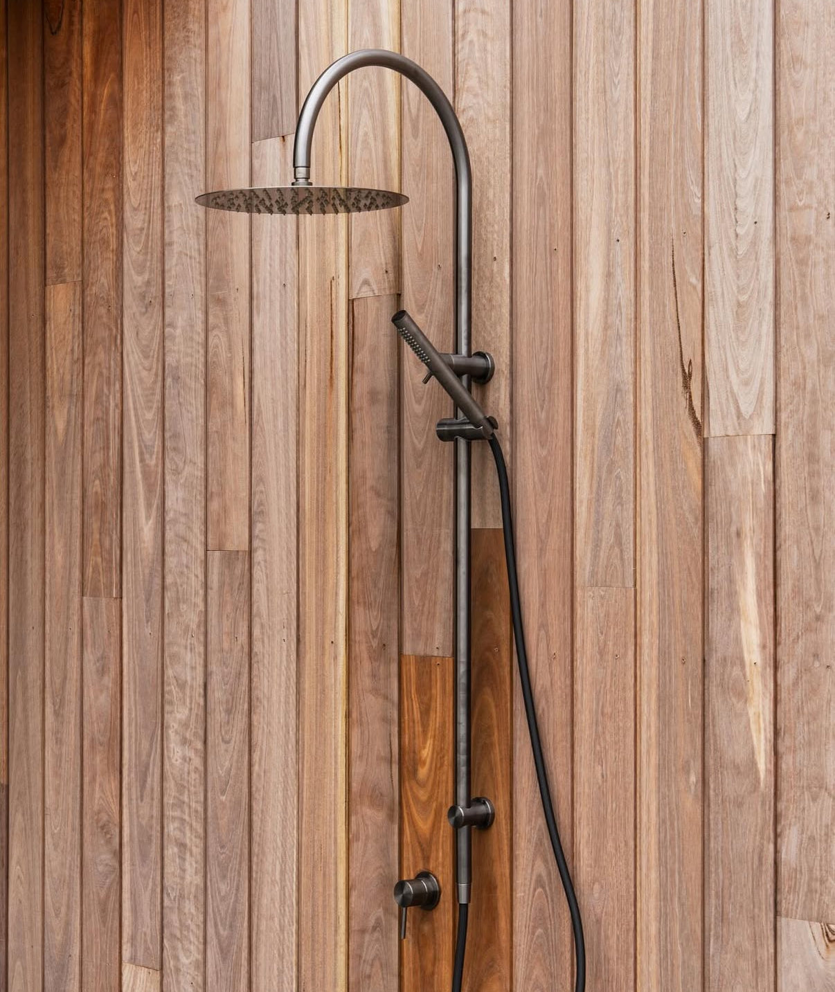 Owen & Finch Luxe Buiten Regendouche met Staafhanddouche – 316L RVS Geborsteld Grafiet PVD (OF162205c01GR)