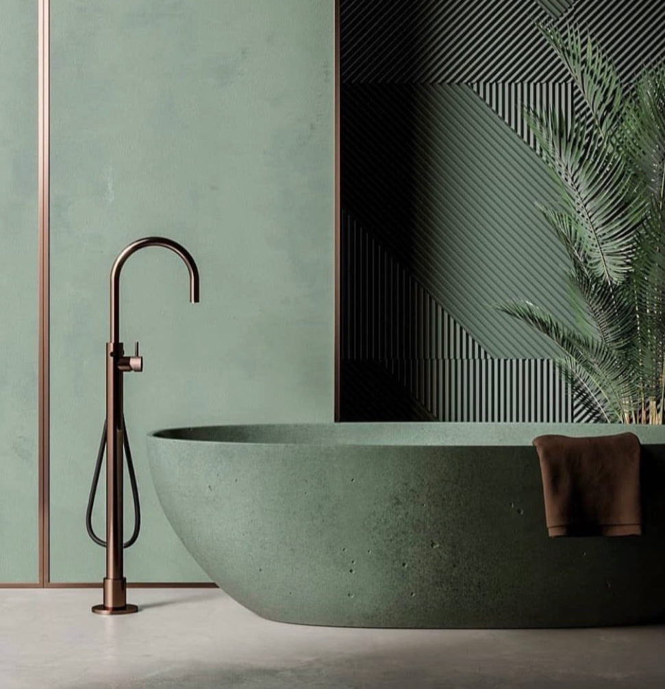 Owen & Finch Messing Vrijstaande Badkraan Geborsteld Satijn Brons PVD – Luxe Badmengkraan met Elegante Staafhanddouche (OF210903aBZ)